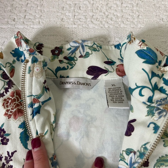 Drapers And Damons, Full Zip Vest, White Floral with Gold Zipper Size XL - Picture 3 of 10